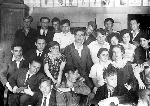 1932 или 1933г. Студенты художественного училища памяти 1905 года со своим преподавателем. Крайний справа сидит Владимир Гремитских
